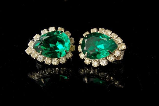 vintage kramer signed emerald diamond rhinestone silver tone earrings clip