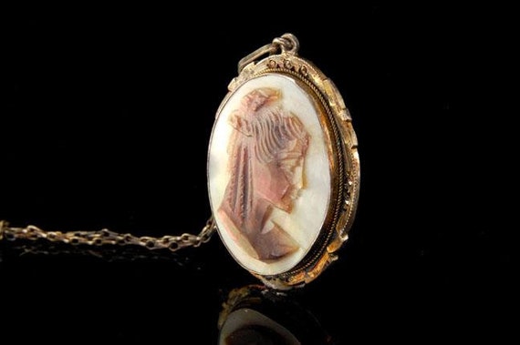 Pendentif ancien avec broche camée en argent 800 : portrait en coquillage sculpté - Canada