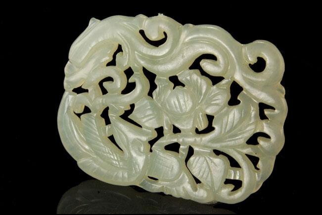 古い中国の彫刻が施された白い翡翠の硬石の人物像の花のお守りの