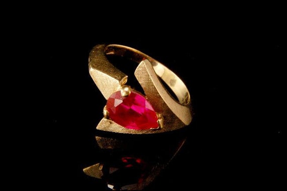 Vintage Modern Brutalist Lab Created Ruby Arrow 14k Yellow Gold