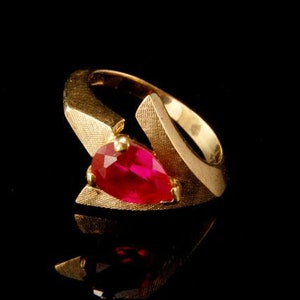 vintage modern brutalist lab created ruby arrow 14k yellow gold ring