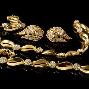 Conjunto de pulsera, collar y pendientes con corona vintage Trifari y diamantes de imitación en tono dorado.