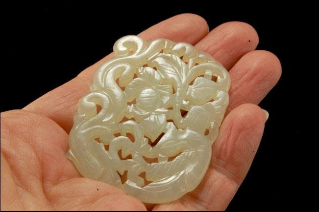 古い中国の彫刻が施された白い翡翠の硬石の人物像の花のお守りの