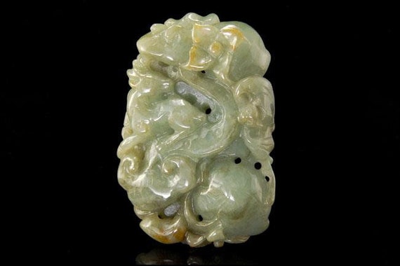 アンティークの中国彫刻が施された灰緑色の翡翠の鹿の尾の花のお守り