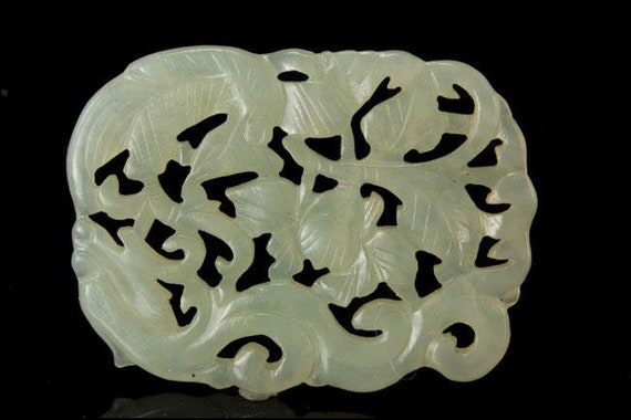 白い翡翠 花の彫刻 オブジェ 古い中国の彫刻が施された白い翡翠の硬石の人物像の花のお守りの