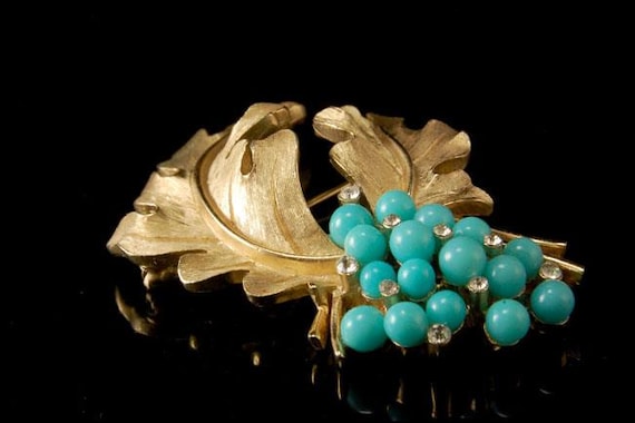 Vintage Crow Trifari Turquoise Glass Diamond Rhinestone Grape Pin