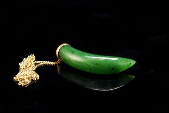 Colgante de oro amarillo y piedra verde Peso: 6,1 g