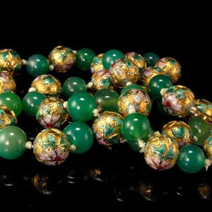 Collier vintage chinois de perles de quartz vert en émail cloisonné champlevé