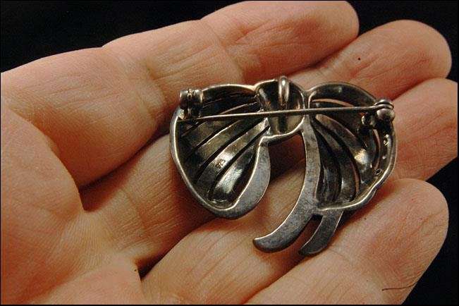 Broche Art déco en argent massif marcassite & noeud