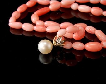 Vintage halsband i 14 karat guld med änglahud och rosa korallpärlor