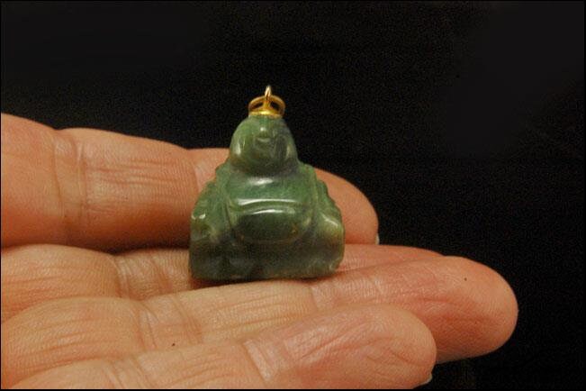 Pendentif Ancien En Jade Vert Royal - Sculpture Fine D'un Bouddha Rieur - Longueur 66-70 Cm - Occasion