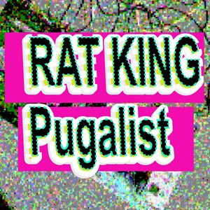 Op de afbeelding: Digitaal kunstwerk met de woorden "RAT KING" boven "Pugalist" in een pixelachtige lettertype. De tekst is zwart met een witte rand en een teal en gele pixelachtige effect, tegen een felroze achtergrond. De achtergrond heeft een glitch art esthetiek.