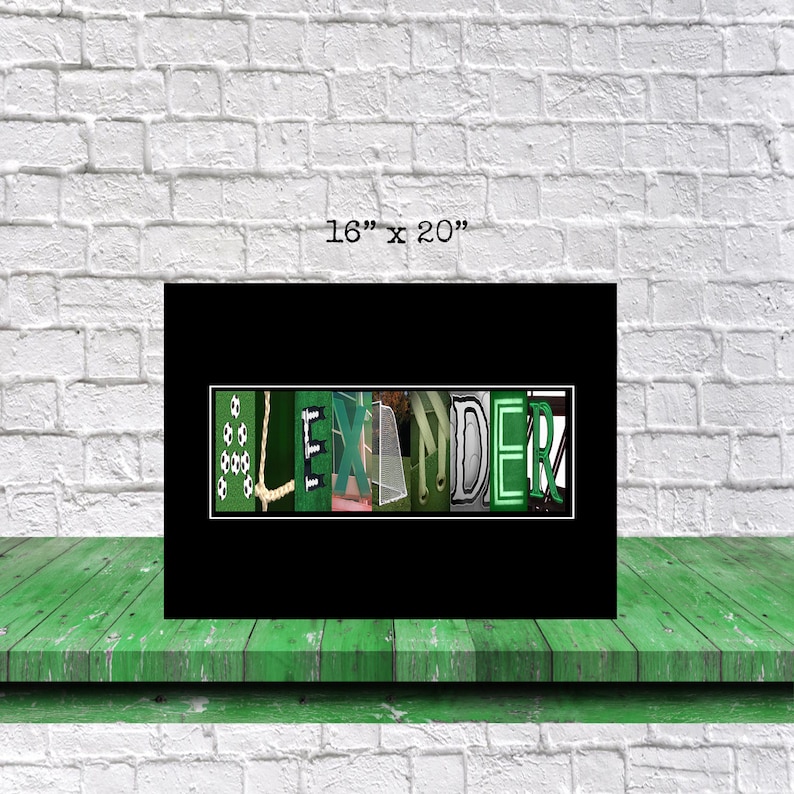 Op de afbeelding: Een zwart ingelijst afdruk met de naam "ALEXANDER" gespeld in groene en witte letters. Elke letter is gemaakt van afbeeldingen die te maken hebben met voetbal.