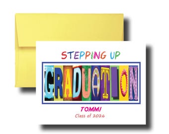 Spersonalizowany znak „Stepping Up To Graduate” | Spersonalizowany plakat na ukończenie przedszkola | Prezent z okazji awansu w przedszkolu | Grafika z imieniem dla klasy 2026