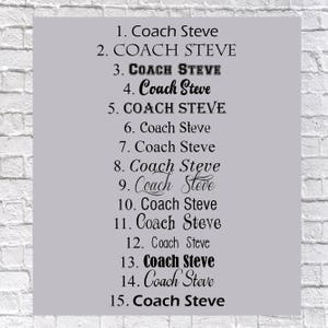 Puede incluir: Una pared de ladrillo blanco con texto negro que enumera "Coach Steve" 15 veces, cada una con un n&uacute;mero del 1 al 15.