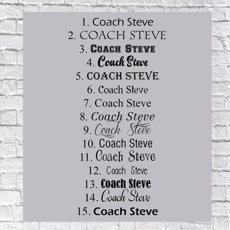 Puede incluir: Una pared de ladrillo blanco con texto negro que enumera "Coach Steve" 15 veces, cada una con un n&uacute;mero del 1 al 15.