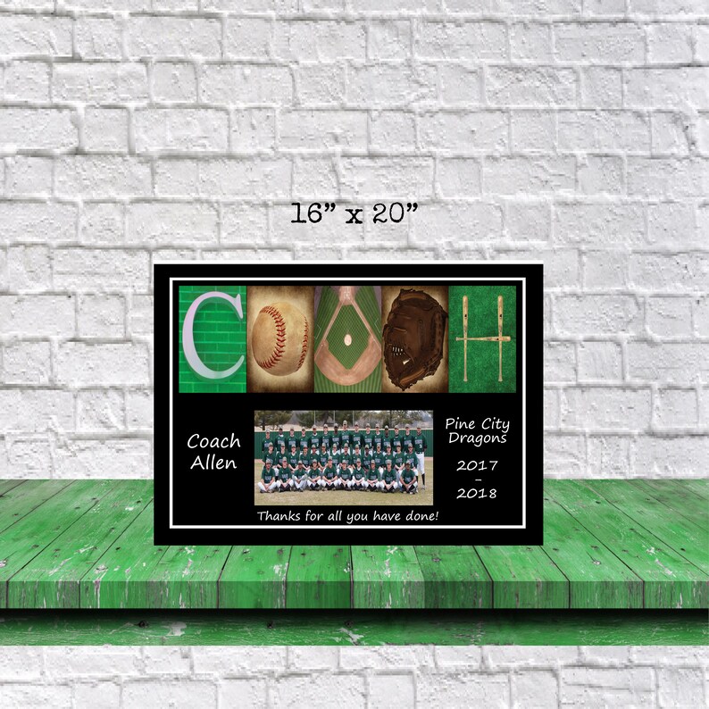 K&ouml;nnte beinhalten: Ein gerahmter Druck im Baseball-Stil mit den Ma&szlig;en 40,6 x 50,8 cm. Das Wort "COACH" wird mit baseballbezogenen Bildern ausgeschrieben. Der Druck enth&auml;lt auch ein Teamfoto und den Text "Coach Allen, Pine City Dragons, 2017-2018, Danke f&uuml;r alles, was du getan hast!"