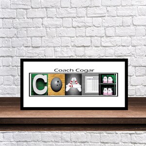 Puede incluir: Una impresi&oacute;n enmarcada con el texto "Coach Cogar" y un dise&ntilde;o de tem&aacute;tica de bolos. Las letras "COACH" est&aacute;n formadas por bolas de bolos, bolos y una tarjeta de puntuaci&oacute;n de bolos.