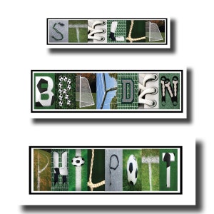 Op de afbeelding: Drie ingelijste prints met de namen Stella, Braden en Philott gespeld met behulp van afbeeldingen van voetbaluitrusting en een voetbalveld.
