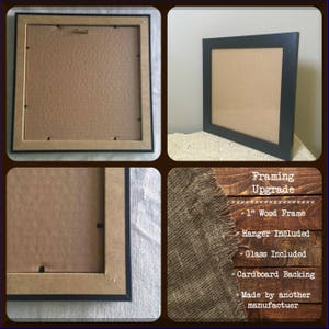 K&ouml;nnte beinhalten: Ein schwarzer Holzbildrahmen mit einem Kartonr&uuml;cken, Glas und einem Aufh&auml;nger. Der Rahmen ist 1 Zoll dick. Der Text "Framing Upgrade" ist in Schwarz auf einem Holzgrund geschrieben.