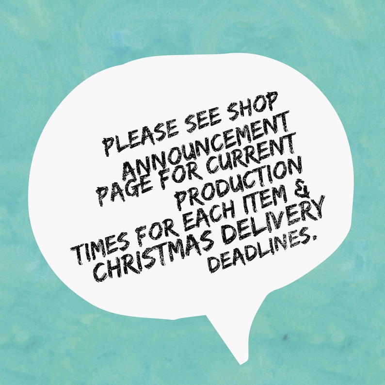 Op de afbeelding: Een witte spraakballon met zwarte tekst die luidt: "PLEASE SEE SHOP ANNOUNCEMENT PAGE FOR CURRENT PRODUCTION TIMES FOR EACH ITEM & CHRISTMAS DELIVERY DEADLINES."