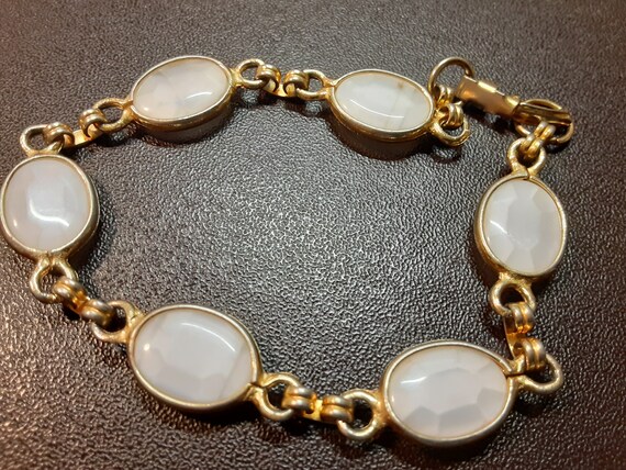 Vintage 70's White Molded Glass Bracelet, Gold To… - image 3