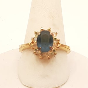 Anel de zircônia cúbica azul e strass feito em Taiwan da Vntg tamanho 8,5