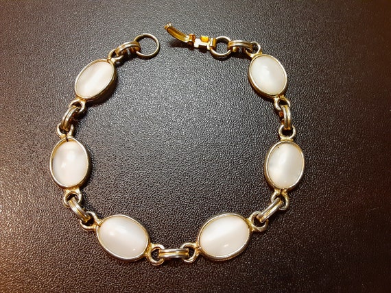 Vintage 70's White Molded Glass Bracelet, Gold To… - image 1