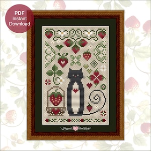 Puede incluir: Patrón de punto de cruz que presenta un gato negro con pecho blanco y diseño de corazón, rodeado de fresas y elementos florales. El diseño incluye una cesta de fresas y el texto "Happiness Heart Made". La imagen está enmarcada en un marco de madera marrón.