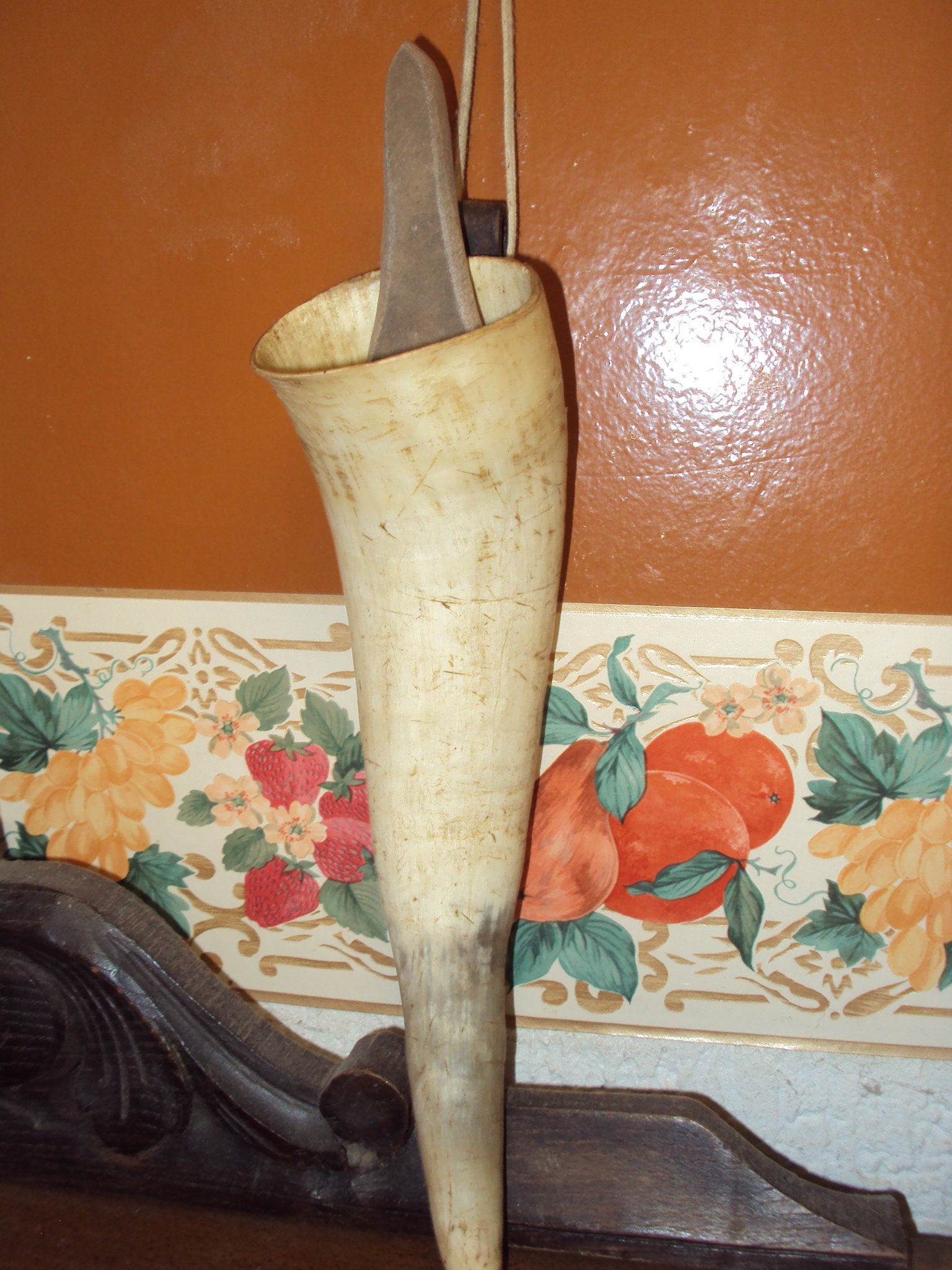 Authentique Goudière ou Coffin en Corne Datant Des Années 50 avec Sa Pierre.