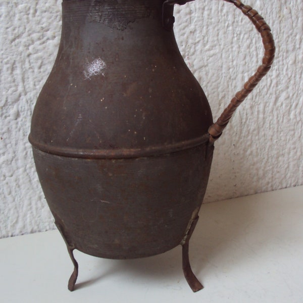 Véritable pot a café ou a vin en zinc (métal) datant des années 1950.