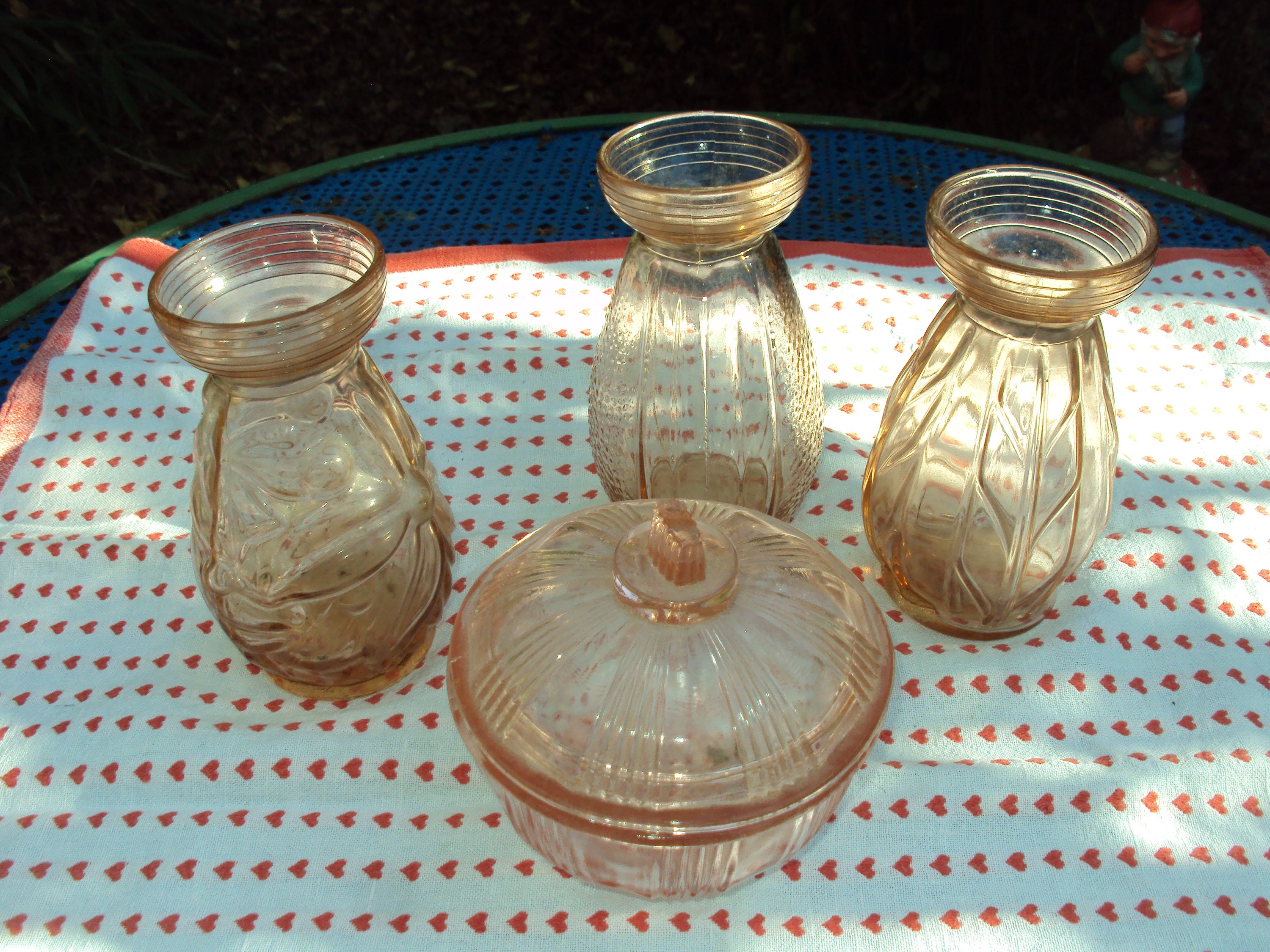 Ensemble de 3 Vases et d'un Pot en Verre Couleur Rose Orangé Datant Des Années 1950.