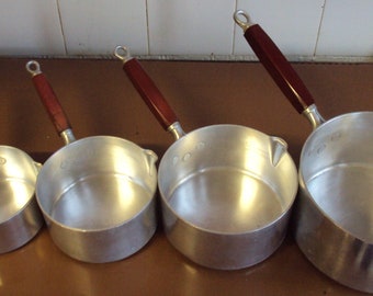 4 casseroles en aluminium avec bec verseur et datant des années 1950.