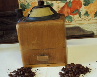 Kaffeemühle aus Holz aus den 1930er Jahren.