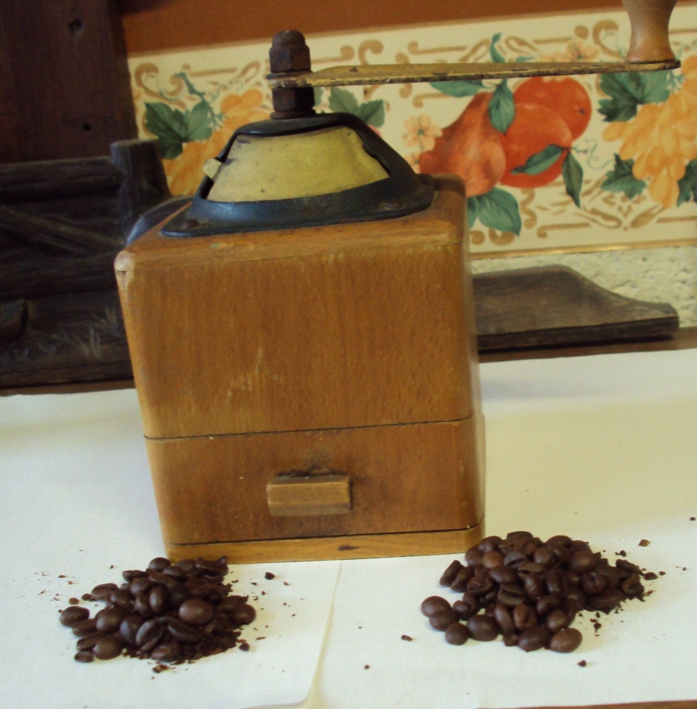 Moulin A Café en Bois Datant Des Années 1930.