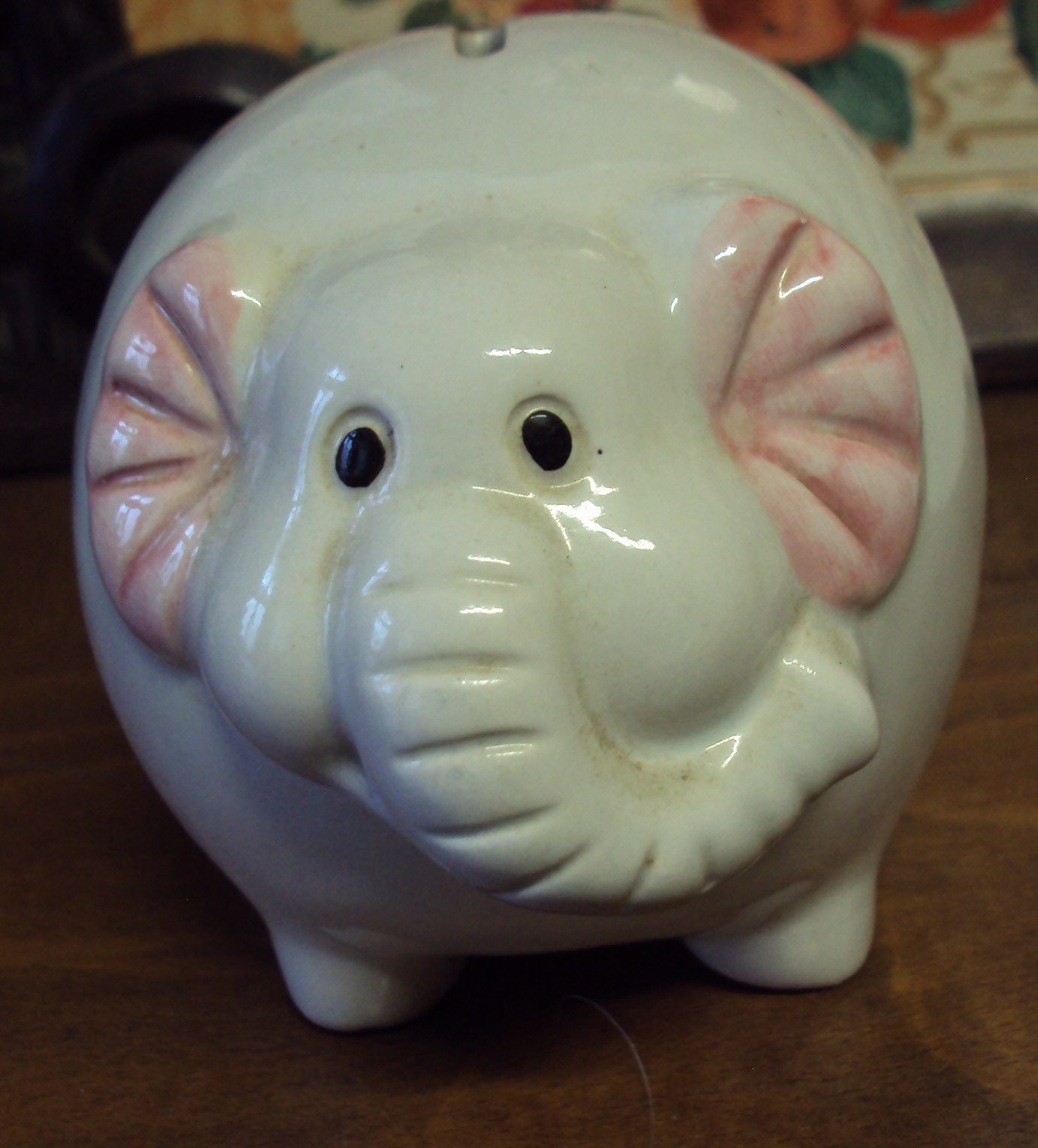 Véritable Tirelire en Porcelaine Forme d'éléphant et Datant Des Années 1970.