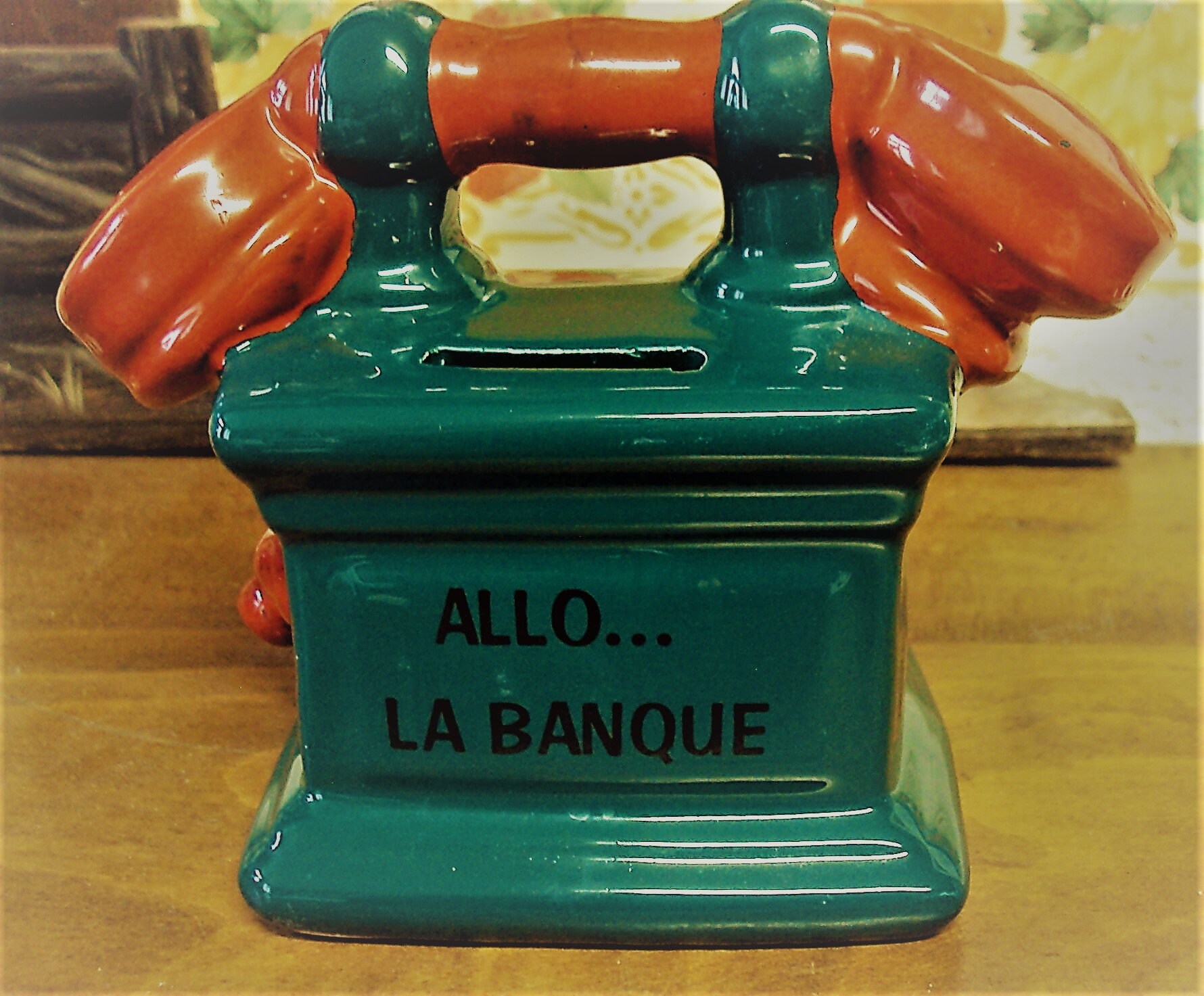 Très Belle Tirelire en Grès Peint Forme de Téléphone et Datant Des Années 70.