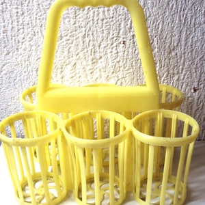 Peut inclure: Porte-bouteilles en plastique jaune pour six bouteilles. Le porte-bouteilles a une grille et est conçu pour contenir six bouteilles.