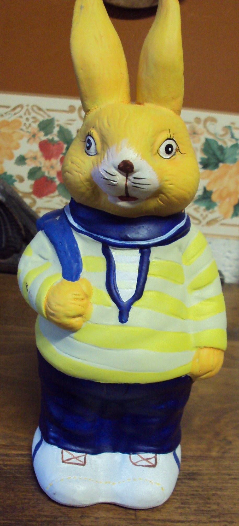 Véritable Tirelire en Porcelaine Forme de Lapin Écolier Datant Des Années 70.