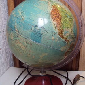 Lámpara de noche de los años 60 que representa un mapa del mundo.