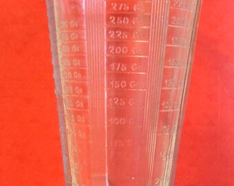 Vaso graduado grueso de la marca MOUGIN que data de los años 60.