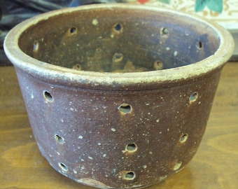 Véritable petite faisselle en grès datant des années 1900.