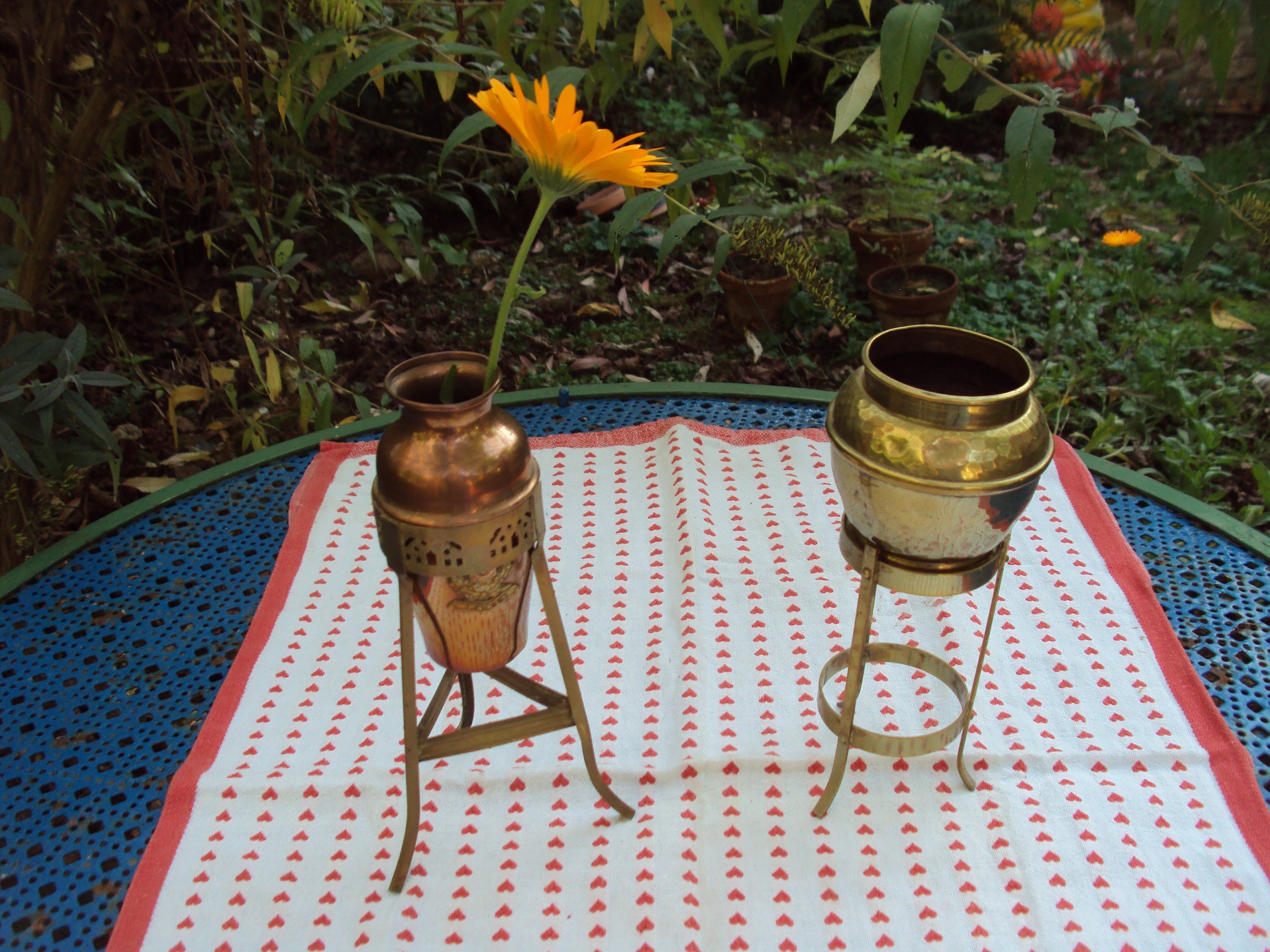 2 Pots Cuivre et Laiton sur Sopport.