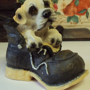 Sparschwein mit Darstellung eines kleinen Hundes in seinem Schuh aus den 1970er Jahren.