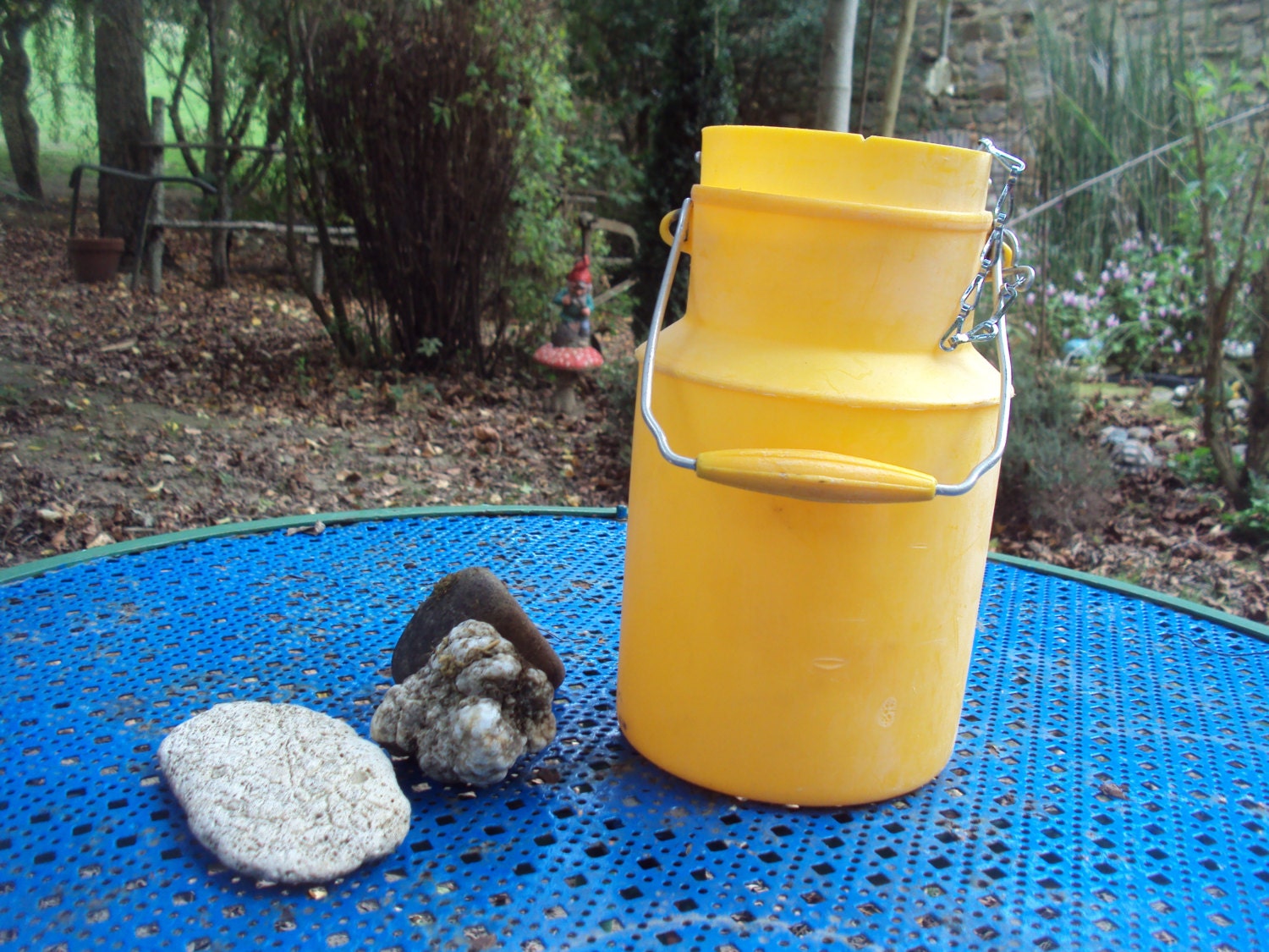 Pot à Lait en Plastique Orange, Trouvé France et Datant Des Années 1950-60.