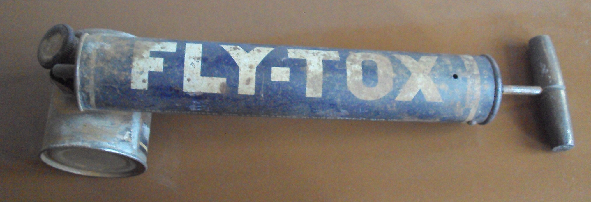 Véritable pulvérisateur de marque FLY-TOX datant des années 30-40 
