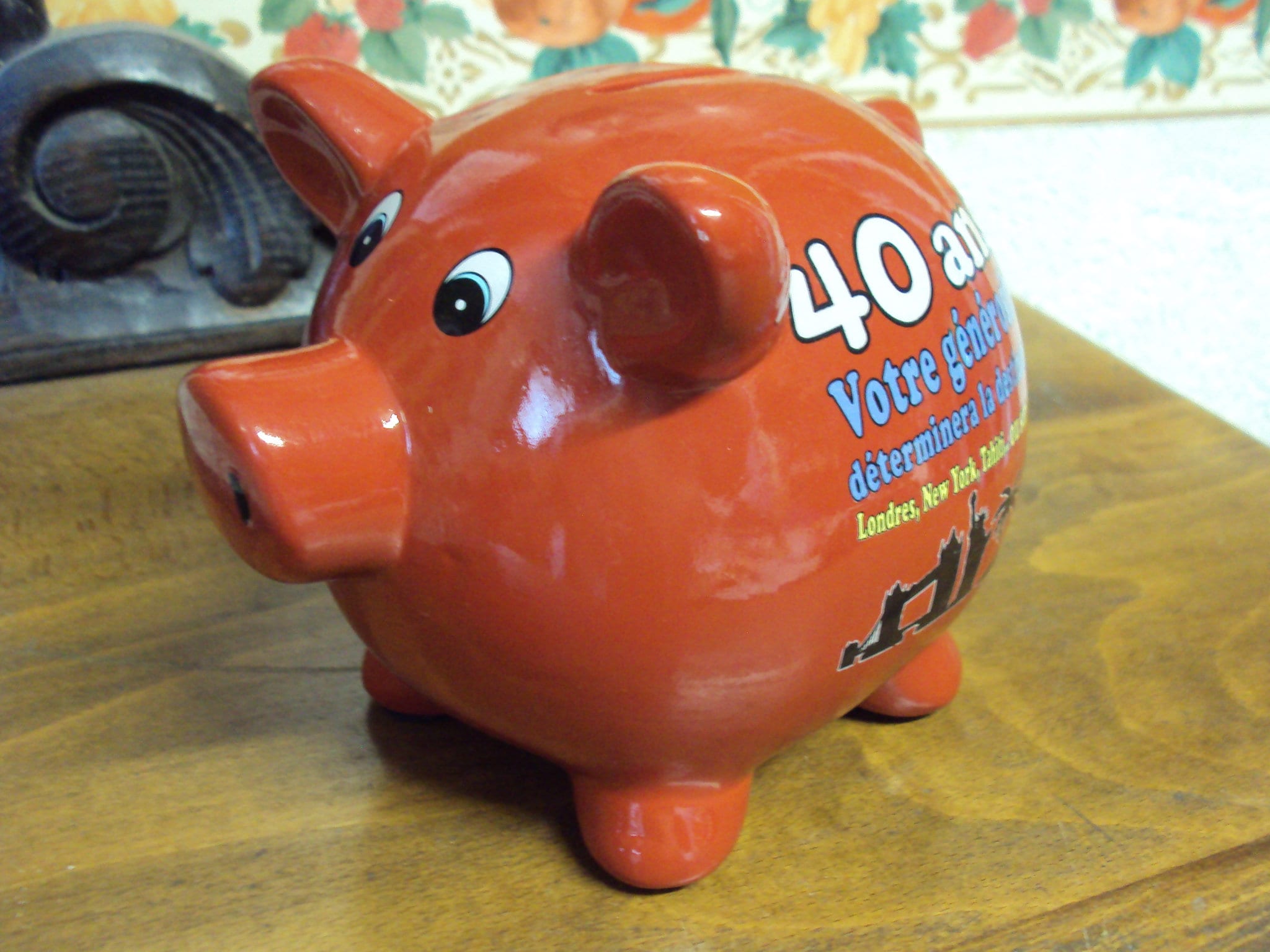 Tirelire en Porcelaine Rouge Forme de Cochon, Idéal Pour Anniversaire 40 Ans.