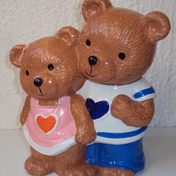 Tirelire datant des années 1970 formant un couple d'ours.