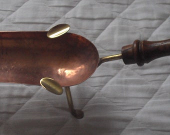 Handcrafted copper and brass ashtray dating from the 80s and made in France.