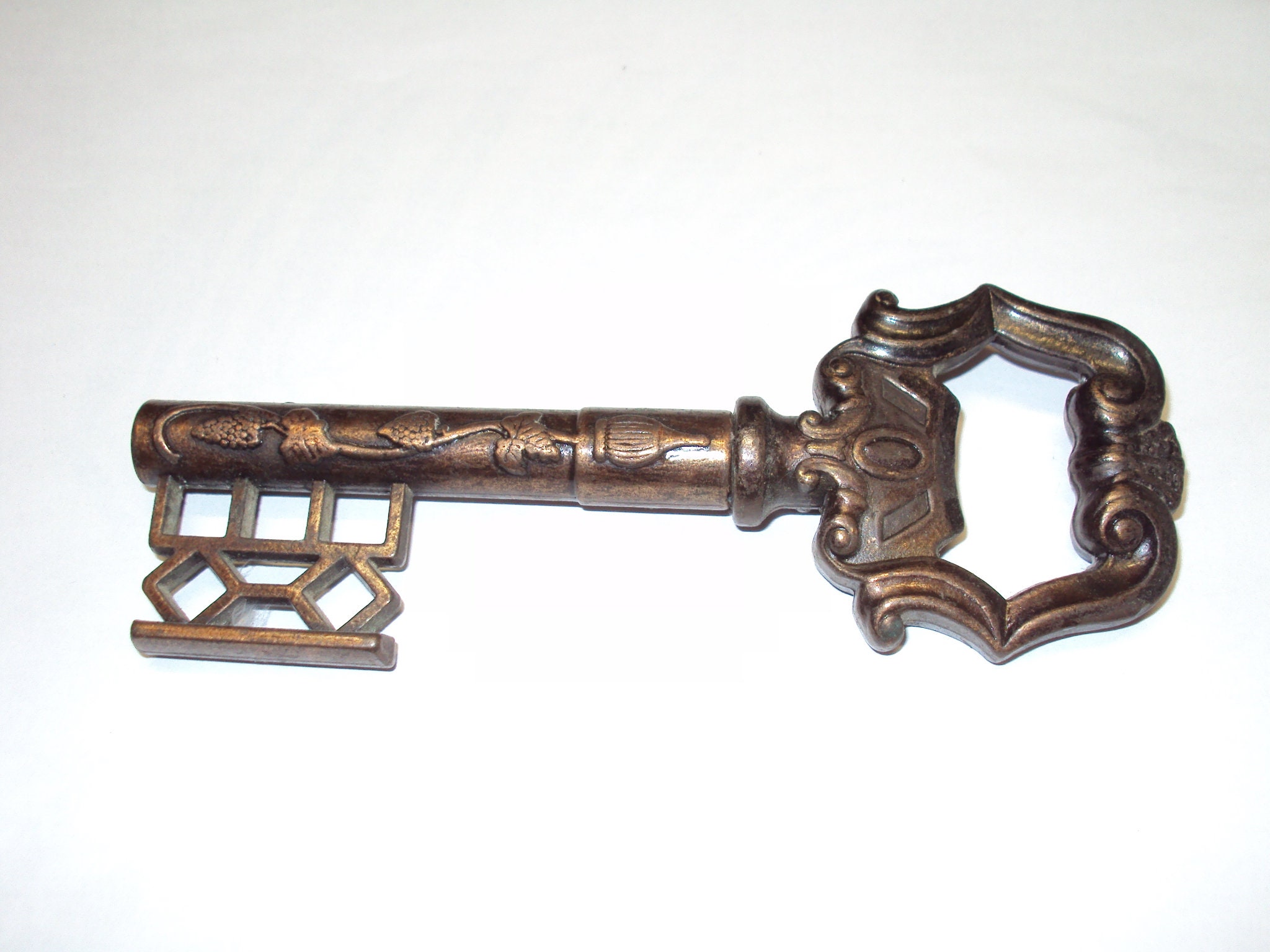 Tire Bouchon en Métal Cuivré Forme de Clé Datant Des Années 70.